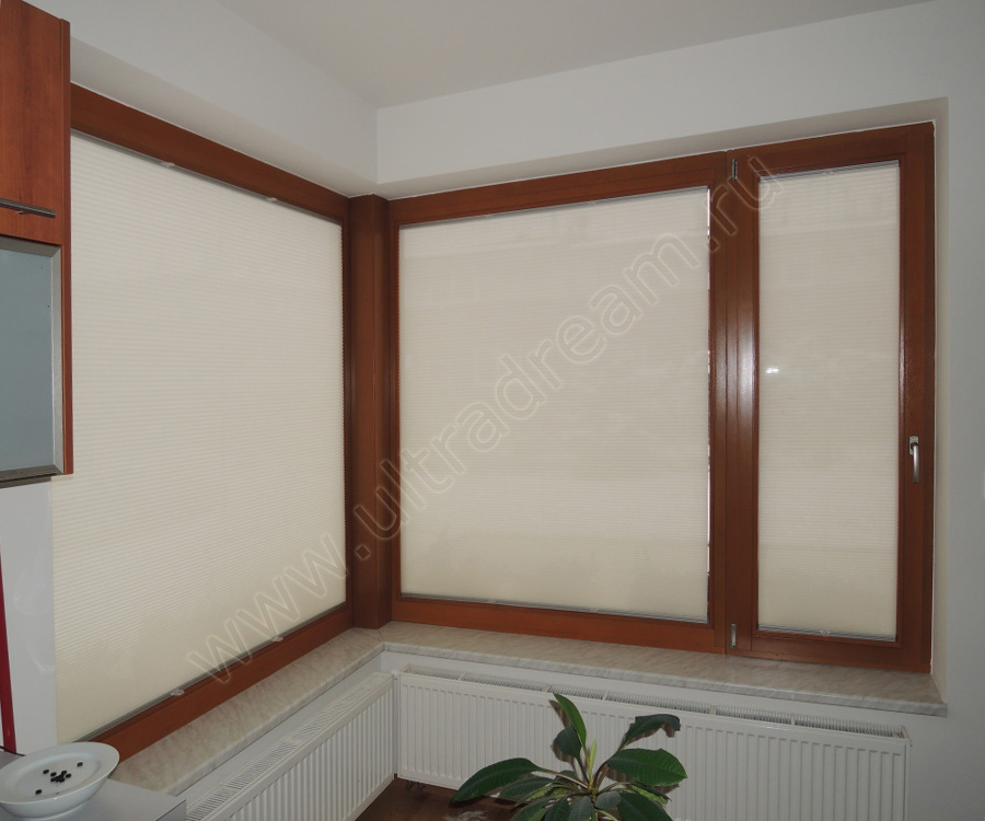 На кухне с большими окнами полностью закрывают окна шторы плиссе блэкаут