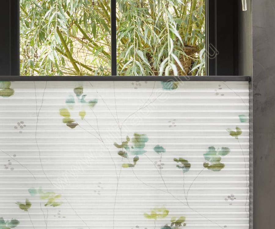 Натяжные шторы белого цвета с узорами в виде цветов установлены в проеме большого окна