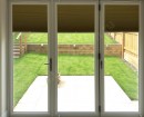 Желто-коричневые шторы плиссе натяжного типа установлены на остекленные двери