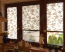 Белые плиссе с рисунком в виде цветочков установленные на створки окна