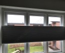 Коричневые светонепроницаемые плиссе фиксируются на удобной высоте окна