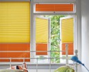 В детской комнате установлены шторы плиссе в сочетании желтого и оранжевого цвета