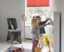 В детской комнате гармонично вписываются плиссе красноватого оттенка