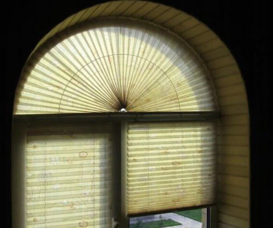Плиссе перекрывают полукруглые окна обеспечивая комфорт в комнате