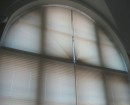Эффектные шторы-плиссе прекрасно подходят для сложных окон