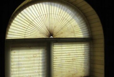 Окна полукруглой формы со шторами плиссе