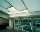 Для офисного здания потолочные окна снабжены натяжными плиссе