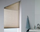 В ванной комнате стильным решением украсить окно стало использование шторы плиссе