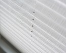 Крупным планом ткань плиссе с направляющей от провисания шторы