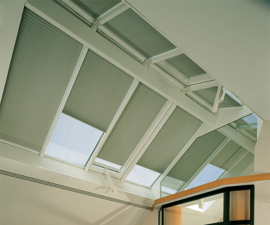Потолочные шторы плиссе способны регулировать необходимый поток света