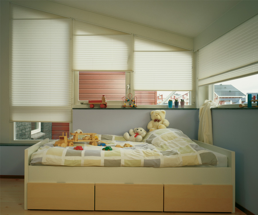Светлые шторы плиссе превосходно сочетаются с детской комнатой