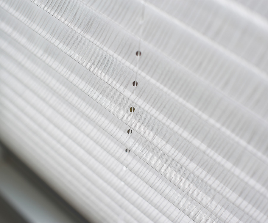 Крупным планом ткань плиссе с направляющей от провисания шторы